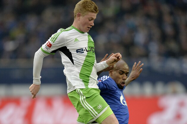Wolfsburg's Kevin de Bruyne, left, and Schalke's Felipe Santana of Brazil challenge for the ball during the German Bundesliga soccer match between FC Schalke 04 and VfL Wolfsburg in Gelsenkirchen,  Germany, Saturday, Feb. 1, 2014. (AP Photo/Martin Meissner)