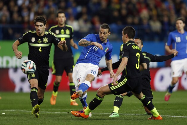 Italyโs Pablo Daniel Osvaldo, left, tries to score in between players during a international friendly soccer match between Spain and Italy at the Vicente Calderon stadium in Madrid, Spain, Wednesday, March 5, 2014. (AP Photo/Andres Kudacki) Italyโs Pablo Daniel Osvaldo, left, tries to score in between players during a international friendly soccer match between Spain and Italy at the Vicente Calderon stadium in Madrid, Spain, Wednesday, March 5, 2014. (AP Photo/Andres Kudacki)