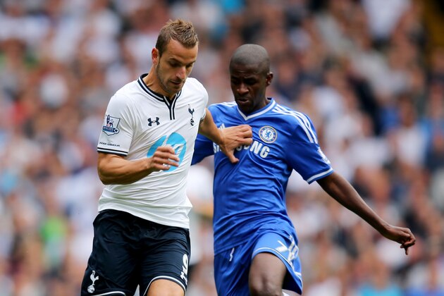LONDON, ENGLAND - SEPTEMBER 28:  Roberto Soldado of Tottenham Hotspur holds off Ramires of Chelsea during the Barclays Premier League match between Tottenham Hotspur and Chelsea at White Hart Lane on September 28, 2013 in London, England.  (Photo by Clive Rose/Getty Images)