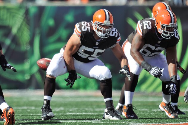 CINCINNATI, OH - SEPTEMBER 16:  Alex Mack #55 of the Cleveland Browns snaps the ball from center against the Cincinnati Bengals at Paul Brown Stadium on September 16, 2012 in Cincinnati, Ohio.  (Photo by Jamie Sabau/Getty Images)