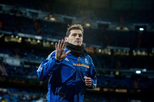 MADRID, SPAIN - FEBRUARY 08: Goalkeeper Iker Casillas of Real Madrid CF greets the audience as he leaves the pitch after his warming up prior to start the La Liga match between Real Madrid CF and Villarreal CF at Estadio Santiago Bernabeu on February 8, 2014 in Madrid, Spain. (Photo by Gonzalo Arroyo Moreno/Getty Images) MADRID, SPAIN - FEBRUARY 08: Goalkeeper Iker Casillas of Real Madrid CF greets the audience as he leaves the pitch after his warming up prior to start the La Liga match between Real Madrid CF and Villarreal CF at Estadio Santiago Bernabeu on February 8, 2014 in Madrid, Spain. (Photo by Gonzalo Arroyo Moreno/Getty Images)