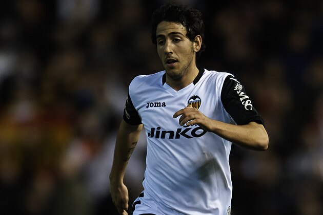 VALENCIA, SPAIN - JANUARY 04:  Dani Parejo of Valencia runs with the ball during the La Liga match between Valencia CF and Levante UD at Estadio Mestalla on January 04, 2013 in Valencia, Spain.  (Photo by Manuel Queimadelos Alonso/Getty Images)