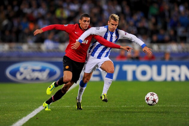 SAN SEBASTIAN, SPAIN - NOVEMBER 05:  Antoine Griezmann of Real Sociedad battles with Chris Smalling of Manchester United during the UEFA Champions League Group A match between Real Sociedad de Futbol and Manchester United at Estadio Anoeta on November 5, 2013 in San Sebastian, Spain.  (Photo by Mike Hewitt/Getty Images)