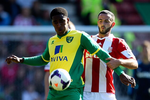 STOKE ON TRENT, ENGLAND - SEPTEMBER 29: Leroy Fer of Norwich controls the ball under pressure form Marc Wilson of Stoke during the Barclays Premier League match between Stoke City and Norwich City at the Britannia Stadium on September 29, 2013 in Stoke on Trent, England. (Photo by Ben Hoskins/Getty Images)