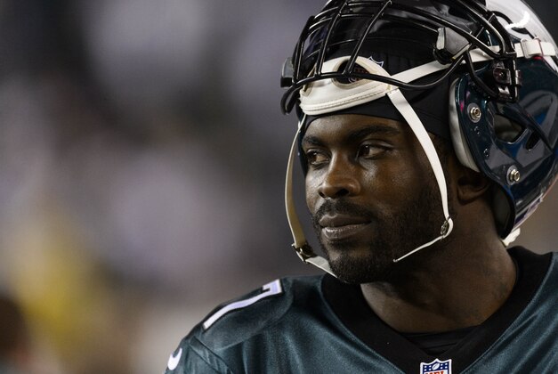 Dec 22, 2013; Philadelphia, PA, USA; Philadelphia Eagles quarterback Michael Vick (7) along the sidelines during the fourth quarter against the Chicago Bears at Lincoln Financial Field. The Eagles defeated the Bears 54-11. Mandatory Credit: Howard Smith-USA TODAY Sports Dec 22, 2013; Philadelphia, PA, USA; Philadelphia Eagles quarterback Michael Vick (7) along the sidelines during the fourth quarter against the Chicago Bears at Lincoln Financial Field. The Eagles defeated the Bears 54-11. Mandatory Credit: Howard Smith-USA TODAY Sports