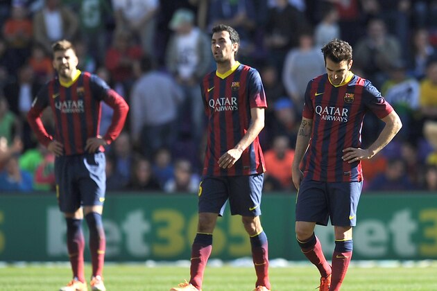VALLADOLID, SPAIN - MARCH 08:   Cesc Fabregas  (R) of FC Barcelona reacts after Real Valladolid CF scored their opening goal during the La Liga match between Real Valladolid CF and FC Barcelona at estadio Nuevo Jose Zorillo on March 8, 2014 in Valladolid, Spain.  (Photo by Denis Doyle/Getty Images)