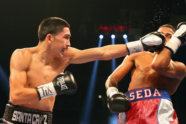 SAN ANTONIO, TX - DECEMBER 14:  (L-R) Leo Santa Cruz and Cesar Seda during their WBC Super Bantamweight title bout at Alamodome on December 14, 2013 in San Antonio, Texas.  (Photo by Ronald Martinez/Getty Images)