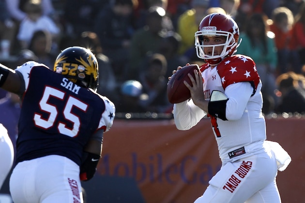 South quarterback Derek Carr (4), of Fresno St., rolls out to pass away from the pressure of North line backer Michael Sam (55), of Missouri, during the first half of the Senior Bowl NCAA college football game on Saturday, Jan. 25, 2014, in Mobile, Ala. (AP Photo/Butch Dill)