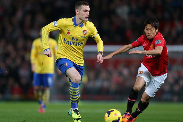 MANCHESTER, ENGLAND - NOVEMBER 10:  Shinji Kagawa of Manchester United competes with Thomas Vermaelen  of Arsenal during the Barclays Premier League match between Manchester United and Arsenal at Old Trafford on November 10, 2013 in Manchester, England.  (Photo by Alex Livesey/Getty Images)