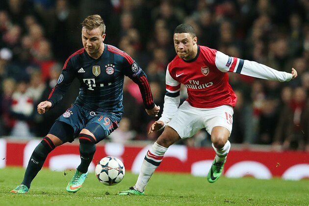 Arsenal's Alex Oxlade-Chamberlain, right, and Bayern's Mario Goetze challenge for the ball during a Champions League, round of 16, first leg soccer match between Arsenal and Bayern Munich at the Emirates stadium in London, Wednesday, Feb. 19, 2014 .(AP Photo/Alastair Grant)