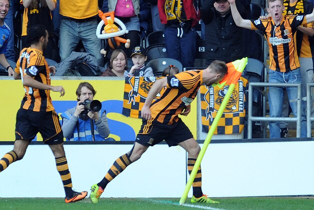 HULL, ENGLAND - MARCH 9:  David Meyler (R) of Hull City celebrates by head-butting the corner flag after scoring the second goal of the game for his side during the Budweiser FA Cup Quarter Final match between Hull City and Sunderland at the KC Stadium on March 9, 2014 in Hull, England. (Photo by Clint Hughes/Getty Images)

Alternate crop of #477419201