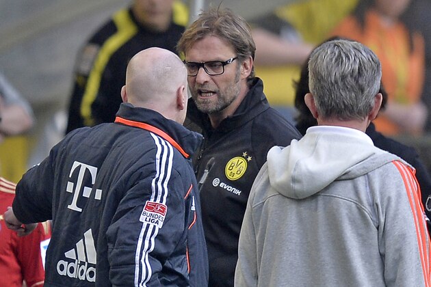 Bayern's sporting director Mathias Sammer, second left discusses with Dortmund's head coach Juergen Klopp, center, after Bayern's Rafinha, left, saw the red card during the German first division Bundesliga soccer match between Borussia Dortmund and Bayern Munich in Dortmund, Germany, Saturday, May 4, 2013. (AP Photo/Martin Meissner)