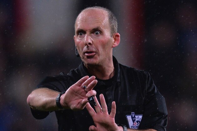 LONDON, ENGLAND - JANUARY 01:  Referee Mike Dean during the Barclays Premier League match between Crystal Palace and Norwich City at Selhurst Park on January 1, 2014 in London, England.  (Photo by Christopher Lee/Getty Images)