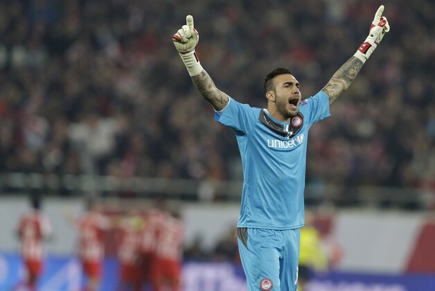 Olympiakos' goalkeeper Roberto celebrates the opening goal of his team, during their Champions League, round of 16, first leg soccer match against Manchester United, at Georgios Karaiskakis stadium, in Piraeus port, near Athens, on Tuesday, Feb. 25, 2014. (AP Photo/Thanassis Stavrakis) Olympiakos' goalkeeper Roberto celebrates the opening goal of his team, during their Champions League, round of 16, first leg soccer match against Manchester United, at Georgios Karaiskakis stadium, in Piraeus port, near Athens, on Tuesday, Feb. 25, 2014. (AP Photo/Thanassis Stavrakis)