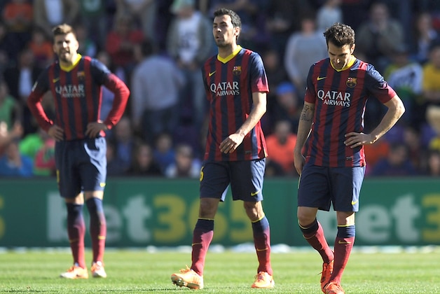 VALLADOLID, SPAIN - MARCH 08:   Cesc Fabregas  (R) of FC Barcelona reacts after Real Valladolid CF scored their opening goal during the La Liga match between Real Valladolid CF and FC Barcelona at estadio Nuevo Jose Zorillo on March 8, 2014 in Valladolid, Spain.  (Photo by Denis Doyle/Getty Images)