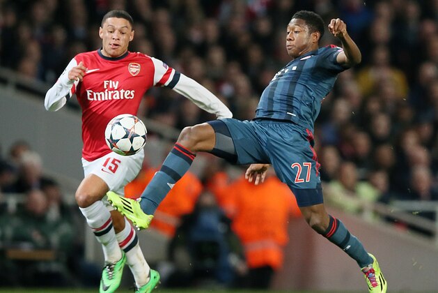 Arsenal's Alex Oxlade-Chamberlain, left, and Bayern's David Alaba challenge for the ball during a Champions League, round of 16, first leg soccer match between Arsenal and Bayern Munich at the Emirates stadium in London, Wednesday, Feb. 19, 2014 .(AP Photo/Alastair Grant)