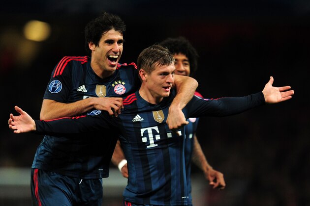 LONDON, ENGLAND - FEBRUARY 19:  Toni Kroos of Bayern Muenchen celebrates scoring the opening goal with Javi Martinez of Bayern Muenchen during the UEFA Champions League Round of 16 first leg match between Arsenal and FC Bayern Muenchen at Emirates Stadium on February 19, 2014 in London, England.  (Photo by Shaun Botterill/Getty Images)