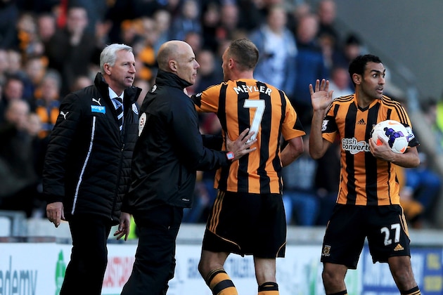 HULL, ENGLAND - MARCH 01:  Fourth official Howard Webb restrains David Meyler of Hull City (7) after a clash with Alan Pardew manager of Newcastle United (L) during the Barclays Premier League match between Hull City and Newcastle United at KC Stadium on March 1, 2014 in Hull, England.  (Photo by Matthew Lewis/Getty Images)