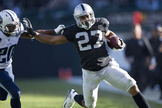 OAKLAND, CA - NOVEMBER 24: Rashad Jennings #27 of the Oakland Raiders rushes past Alterraun Verner #20 of the Tennessee Titans during the second quarter at O.co Coliseum on November 24, 2013 in Oakland, California. (Photo by Jason O. Watson/Getty Images)