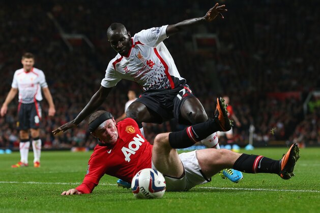 MANCHESTER, ENGLAND - SEPTEMBER 25:  Wayne Rooney of Manchester United tangles with Mamadou Sakho of Liverpool during the Capital One Cup Third Round match betwen Manchester United and Liverpool at Old Trafford on September 25, 2013 in Manchester, England.  (Photo by Julian Finney/Getty Images)