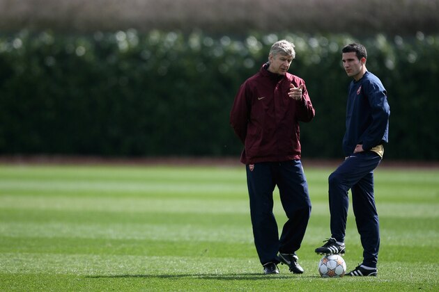 LONDON - APRIL 01:  Arsene Wenger talks with Robin Van Persie of Arsenal during Arsenal training prior to tomorrows Champions League Quarter Final match against Liverpool at London Colney on April 1, 2008 in London, England.  (Photo by Jamie McDonald/Getty Images)
