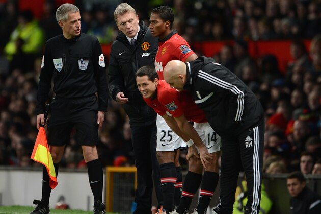 MANCHESTER, ENGLAND - FEBRUARY 09:  Fulham Assistant Head Coach Ray Wilkins shares a joke with Javier Hernandez of Manchester United during the Barclays Premier League match between Manchester United and Fulham at Old Trafford on February 9, 2014 in Manchester, England.  (Photo by Michael Regan/Getty Images)