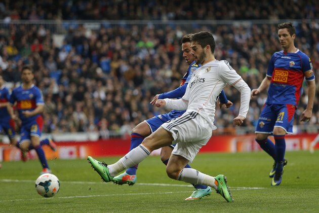 Real's Isco, centre right, Elche's Aaron Niguez, centre left, during a Spanish La Liga soccer match between Real Madrid and Elche at the Santiago Bernabeu stadium in Madrid, Spain, Saturday, Feb. 22, 2014. (AP Photo/Andres Kudacki)