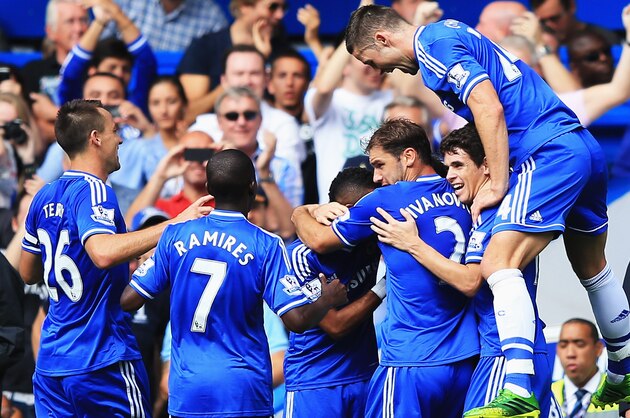 LONDON, ENGLAND - AUGUST 18:  Frank Lampard of Chelsea celebrates with team mates and manager Jose Mourinho after scoring the second goal during the Barclays Premier League match between Chelsea and Hull City at Stamford Bridge on August 18, 2013 in London, England.  (Photo by Richard Heathcote/Getty Images)