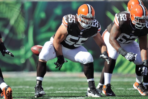 CINCINNATI, OH - SEPTEMBER 16:  Alex Mack #55 of the Cleveland Browns snaps the ball from center against the Cincinnati Bengals at Paul Brown Stadium on September 16, 2012 in Cincinnati, Ohio.  (Photo by Jamie Sabau/Getty Images)