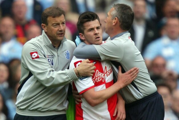 Redaktionshinweis: Grossbritannien OUT ! Kein Verkauf, kein Archiv ! +++ ARCHIV: Queens Park Rangers Joey Barton after being sent off during the English Premier League match  against Manchester City at the Etihad Stadium in Manchester England (Foto vom 13.05.12). Skandalprofi Barton ist nach seinem Platzverweis im letzten Saisonspiel gegen Manchester City nun auch von seinem Klub bestraft worden. Wie die Queens Park Rangers am Montag (25.06.12) mitteilten, muss der Mittelfeldspieler sechs Wochengehaeaelter, geschaetzte 500.000 Pfund (etwa 620.000 Euro), zahlen und wird zudem nicht laenger als Kapitaen des Londoner Premier-League-Klubs auflaufen. Des weiteren behaelt sich QPR das Recht vor, den bis Sommer 2015 gueltigen Vertrag mit dem 29-Jaehrigen jederzeit zu beenden - er spielt damit auf Bewaehrung. (zu dapd-Text) Foto: Dave Thompson/PA/dapd