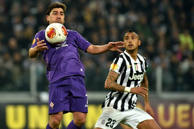 TURIN, ITALY - MARCH 13:  David Pizarro of ACF Fiorentina in action against Arturo Vidal (L) of Juventus during the UEFA Europa League Round of 16 match between Juventus and ACF Fiorentina at Juventus Arena on March 13, 2014 in Turin, Italy.  (Photo by Valerio Pennicino/Getty Images)