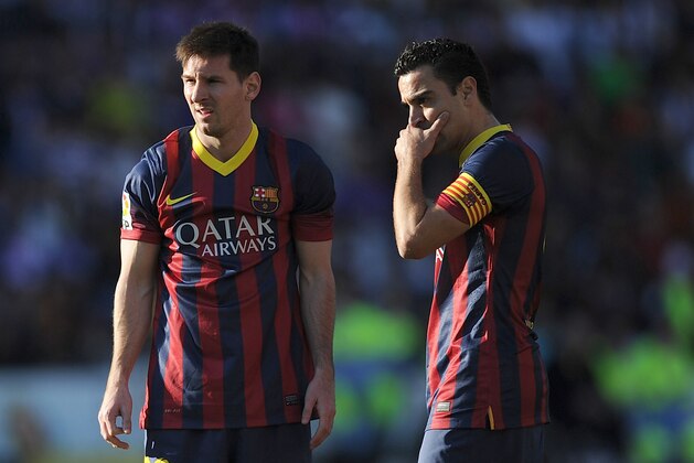 VALLADOLID, SPAIN - MARCH 08:  Lionel Messi (L) of FC Barcelona lines up a free kick with Xavi Hernandez during the La Liga match between Real Valladolid CF and FC Barcelona at estadio Nuevo Jose Zorillo on March 8, 2014 in Valladolid, Spain.  (Photo by Denis Doyle/Getty Images)