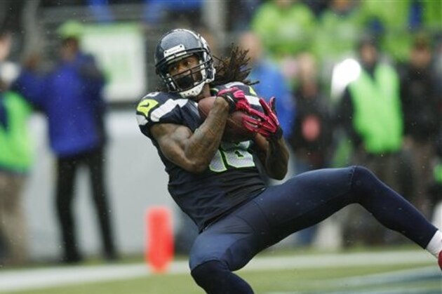 Sidney Rice de los Seahawks de Seattle consigue la recepción para el touchdown de la victoria en la segunda mitad del partido frente a los Patriots de Nueva Inglaterra, el domingo 14 de octubre de 2012, en Seattle. (Foto AP/John Froschauer)