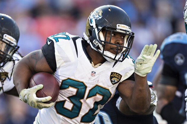 NASHVILLE, TN - NOVEMBER 10:  Maurice Jones-Drew #32 of the Jacksonville Jaguars runs the ball against the Tennessee Titans at LP Field on November 10, 2013 in Nashville, Tennessee.  The Jaguars defeated the Titans 29-27.  (Photo by Wesley Hitt/Getty Images)