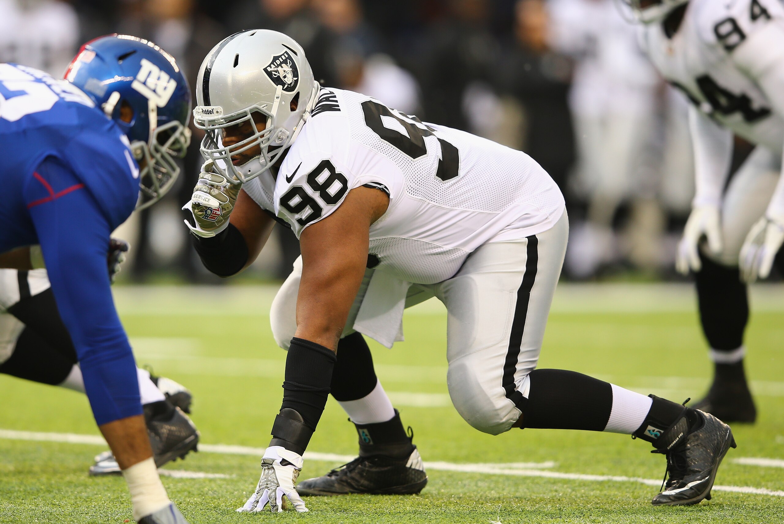 EAST RUTHERFORD, NJ - NOVEMBER 10:  Vance Walker #98 of the Oakland Raiders in action against the New York Giants during their game at MetLife Stadium on November 10, 2013 in East Rutherford, New Jersey.  (Photo by Al Bello/Getty Images)