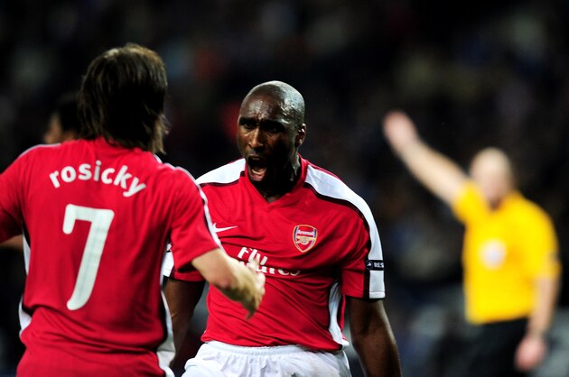 PORTO, PORTUGAL - FEBRUARY 17:  Sol Campbell of Arsenal celebrates after he heads his teams first goal of the game during the UEFA Champions League last 16 first leg match between FC Porto and Arsenal at the Estadio Do Dragao on February 17, 2010 in Porto, Portugal.  (Photo by Mike Hewitt/Getty Images)