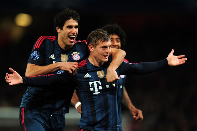 LONDON, ENGLAND - FEBRUARY 19:  Toni Kroos of Bayern Muenchen celebrates scoring the opening goal with Javi Martinez of Bayern Muenchen during the UEFA Champions League Round of 16 first leg match between Arsenal and FC Bayern Muenchen at Emirates Stadium on February 19, 2014 in London, England.  (Photo by Shaun Botterill/Getty Images)