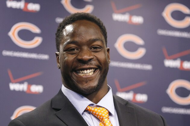Chicago Bears defensive end Lamarr Houston smiles after being introduced as the newest member of the team during a news conference Wednesday, March 12, 2014, in Lake Forest, Ill. (AP Photo/Charles Rex Arbogast)