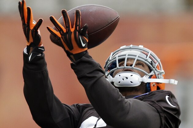 Cleveland Browns strong safety T.J. Ward catches a pass during practice at the NFL football team's facility in Berea, Ohio Wednesday, Nov. 6, 2013. (AP Photo/Mark Duncan)