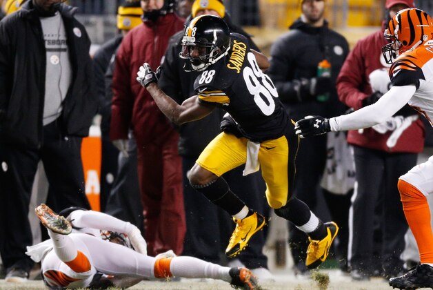 PITTSBURGH, PA - DECEMBER 15: Emmanuel Sanders #88 of the Pittsburgh Steelers tries to avoid tackle of Chris Crocker #32 of the Cincinnati Bengals after a second quarter catch at Heinz Field on December 15, 2013 in Pittsburgh, Pennsylvania.  (Photo by Gregory Shamus/Getty Images)
