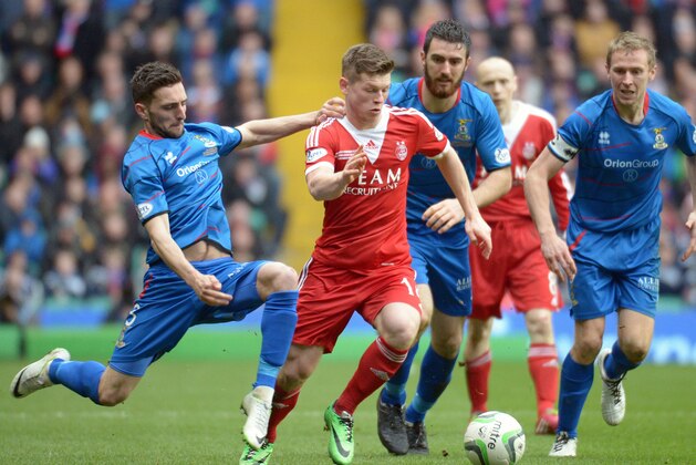 GLASGOW, SCOTLAND - MARCH 16:  Cammy Smith of Aberdeen tackles Graeme Shinnie of Caledonian Thistle during the Scottish Communities League Cup Final at Celtic Park Stadium between Aberdeen and Caledonian Thistle on March 16, 2014 in Glasgow, Scotland.  (Photo by Jeff J Mitchell/Getty Images)