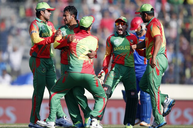 Bangladesh's bowler Shakib Al Hasan, second from left, celebrates with teammates the dismissal of Afghanistan's batsman Najibullah Taraki during their ICC Twenty20 Cricket World Cup opening match in Dhaka, Bangladesh, Sunday, March 16, 2014. (AP Photo/Aijaz Rahi)