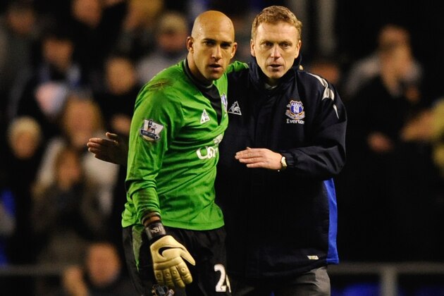 LIVERPOOL, ENGLAND - DECEMBER 06:  Tim Howard of Everton is congratulated by Manager David Moyes at the end of the Barclays Premier League match between Everton and Tottenham Hotspur at Goodison Park on December 6, 2009 in Liverpool, England.  (Photo by Jamie McDonald/Getty Images)