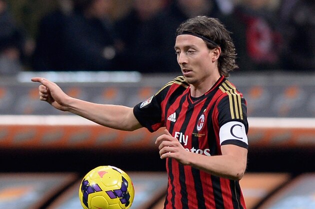 MILAN, ITALY - FEBRUARY 14:  Riccardo Montolivo of AC Milan in action during the Serie A match between AC Milan and Bologna FC at San Siro Stadium on February 14, 2014 in Milan, Italy.  (Photo by Claudio Villa/Getty Images)