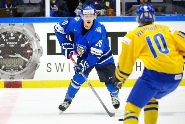Finland's Teuvo Teravainen, left, challenges Sweden's Alexander Wennberg during the IIHF World Junior Championship preliminary round group B ice hockey match between Sweden and Finland at Malmo Arena in Malmo, Sweden, Saturday, Dec. 28, 2013.  (AP Photo/TT, Ludvig Thunman)    SWEDEN OUT