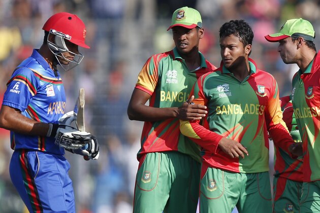 Bangladesh's bowler Shakib Al Hasan, second from right, reacts after taking the wicket of Afghanistan's batsman Najibullah Taraki, left, during their ICC Twenty20 Cricket World Cup opening match in Dhaka, Bangladesh, Sunday, March 16, 2014. (AP Photo/Aijaz Rahi)
