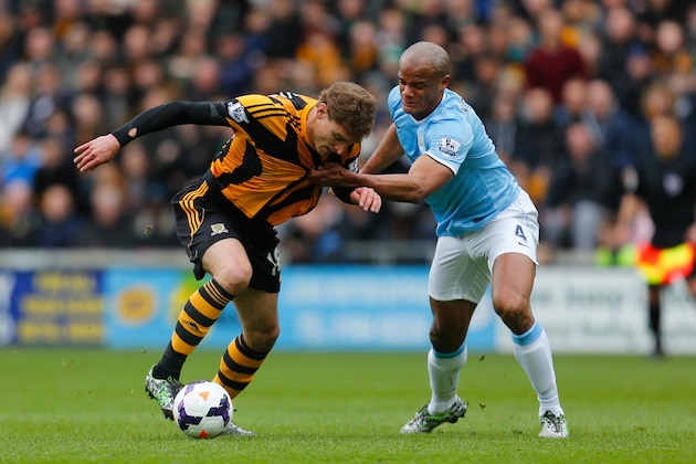 HULL, ENGLAND - MARCH 15:  Nikica Jelavic of Hull City clashes with Vincent Kompany of Manchester City during the Barclays Premier league match between Hull City and Manchester City at KC Stadium on March 15, 2014 in Hull, England.  Kompany was shown the red card for this chalenge.  (Photo by Paul Thomas/Getty Images)