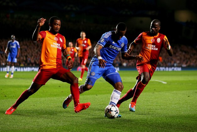 LONDON, ENGLAND - MARCH 18:  Samuel Eto'o of Chelsea is marshalled by Aurelien Chedjou (L) and Emmanuel Eboue of Galatasaray (R) during the UEFA Champions League Round of 16 second leg match between Chelsea and Galatasaray AS at Stamford Bridge on March 18, 2014 in London, England.  (Photo by Clive Rose/Getty Images)