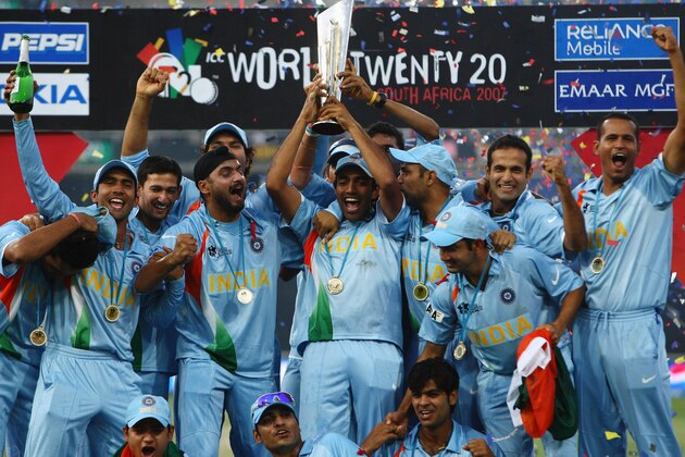 JOHANNESBURG, SOUTH AFRICA - SEPTEMBER 24:  The Indian team celebrate with the trophy during the Twenty20 Championship Final match between Pakistan and India at The Wanderers Stadium on September 24, 2007 in Johannesburg, South Africa.  (Photo by Tom Shaw/Getty Images)