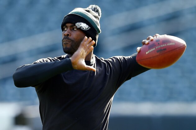 PHILADELPHIA, PA - OCTOBER 27: Quarterback Michael Vick #7 of the Philadelphia Eagles before a game against the New York Giants at Lincoln Financial Field on October 27, 2013 in Philadelphia, Pennsylvania. (Photo by Rich Schultz /Getty Images)